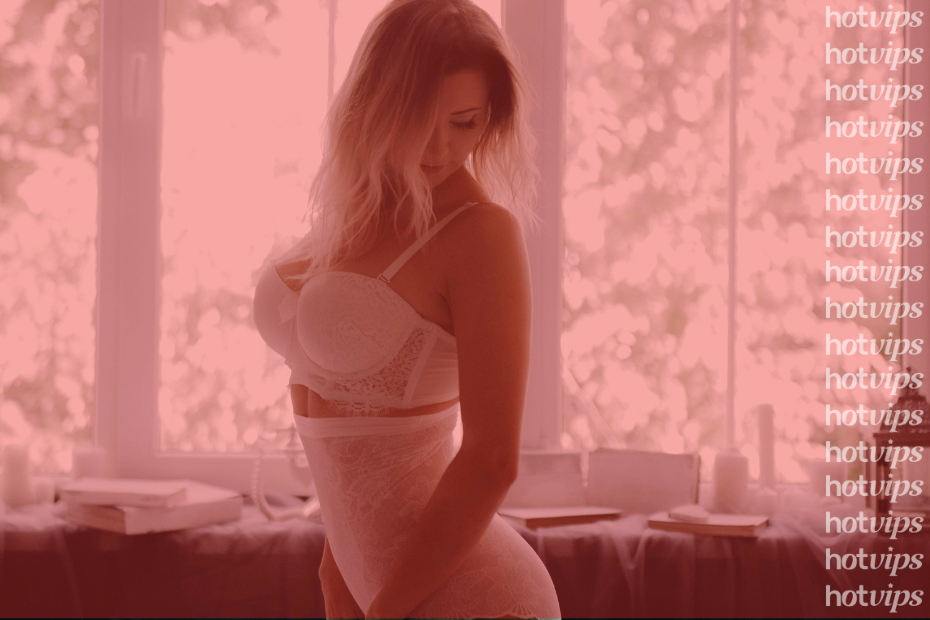 Mulher loira de lingerie branca posando para foto