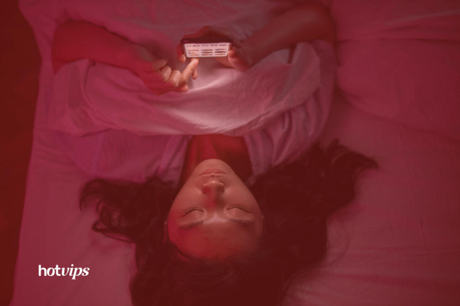 Mulher deitada mexendo no celular